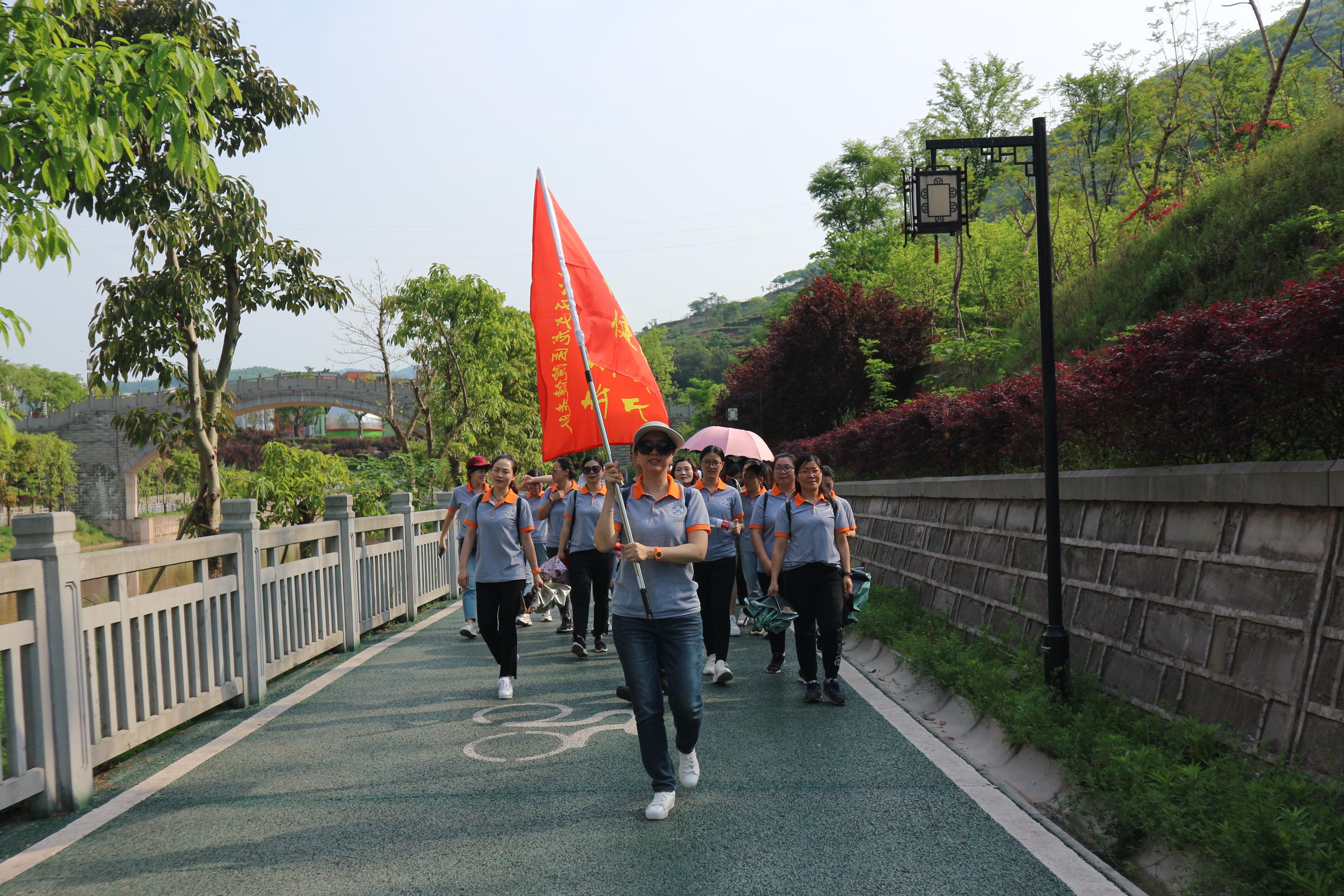 文龙 健步走.jpg