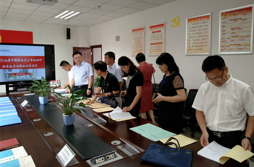 第十次全国企业民主管理工作调研检查组在西南大学查阅档案资料（中图）.jpg