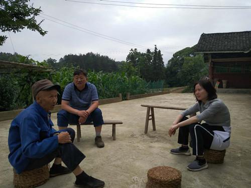 民主管理党支部深入贫困村党性锻炼活动(中图).jpg 民主管理党支部深入贫困村党性锻炼活动(中图).jpg